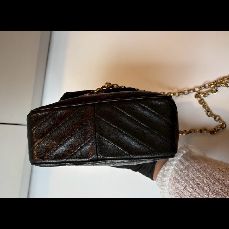 Chanel 金鍊黑皮菱格古董相機斜背包-12