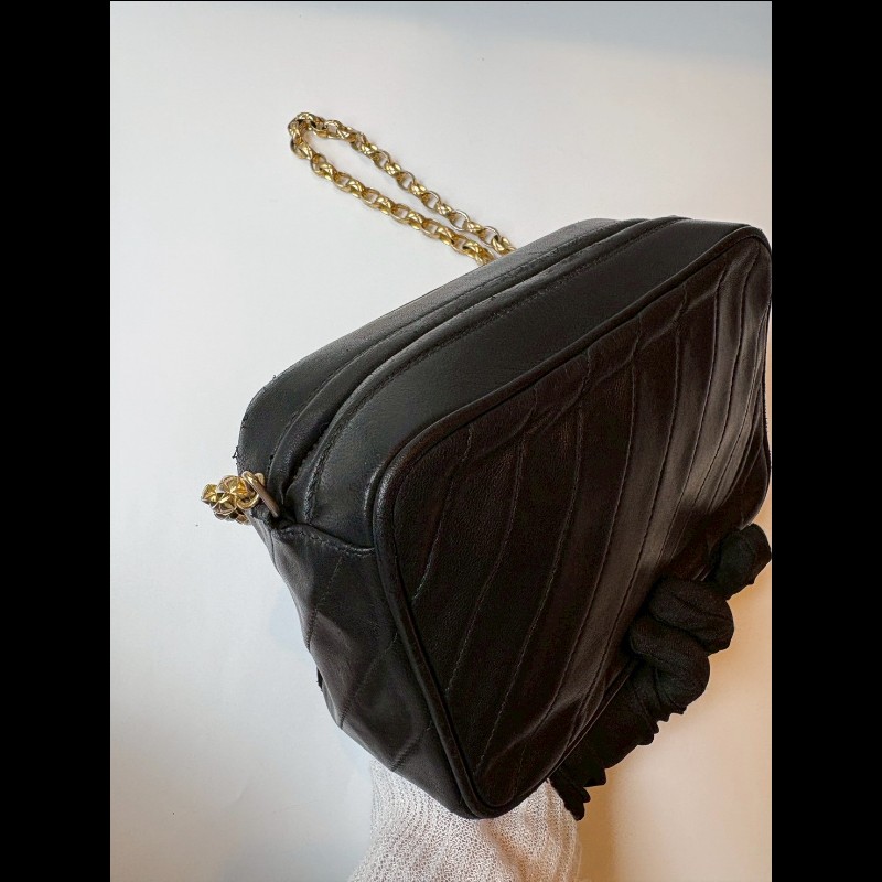 Chanel 金鍊黑皮菱格古董相機斜背包-13