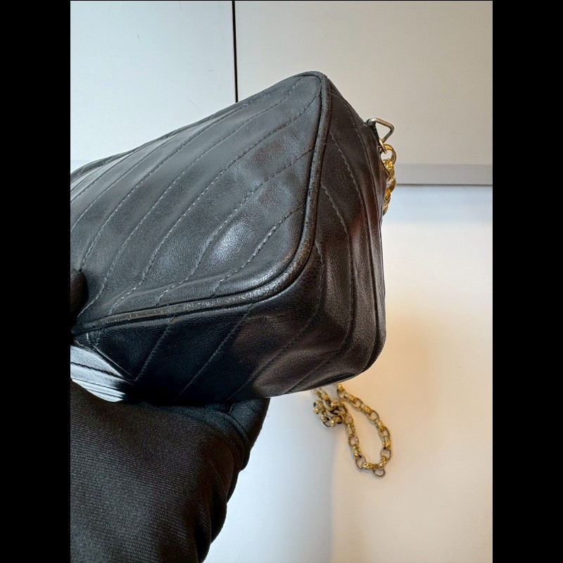 Chanel 金鍊黑皮菱格古董相機斜背包-14