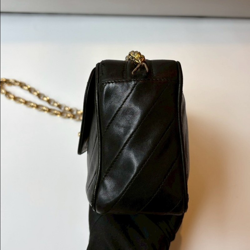 Chanel 金鍊黑皮菱格古董相機斜背包-15