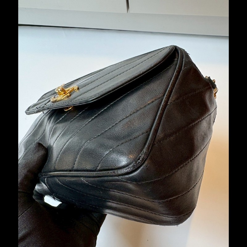 Chanel 金鍊黑皮菱格古董相機斜背包-16