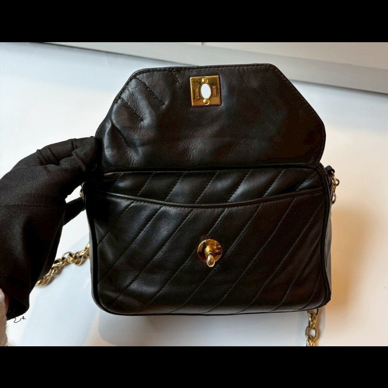 Chanel 金鍊黑皮菱格古董相機斜背包-27