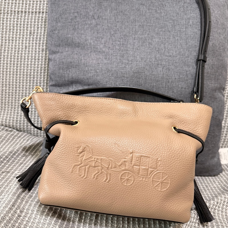 Coach Andy crossbody 抽繩磁吸束口兩用包 馬車logo壓紋奶茶色側背包-0