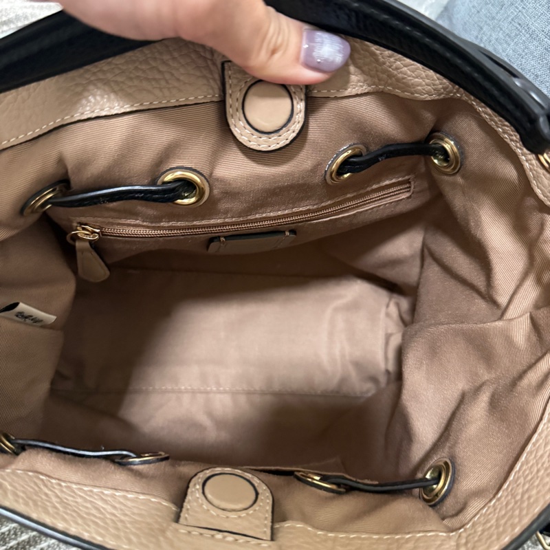 Coach Andy crossbody 抽繩磁吸束口兩用包 馬車logo壓紋奶茶色側背包-4