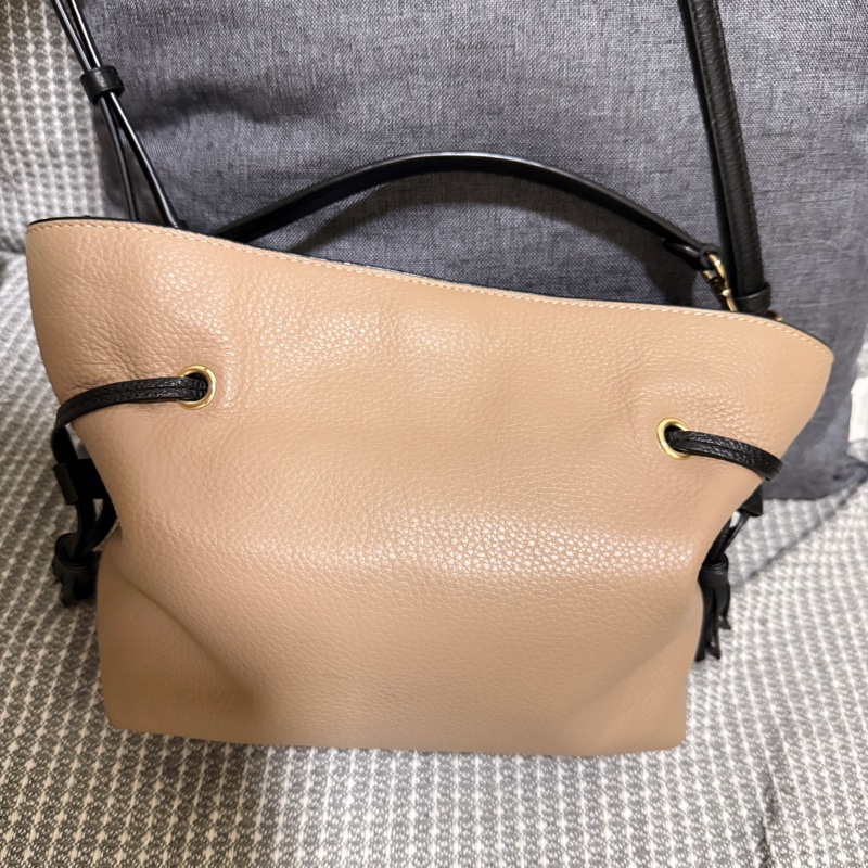 Coach Andy crossbody 抽繩磁吸束口兩用包 馬車logo壓紋奶茶色側背包-8