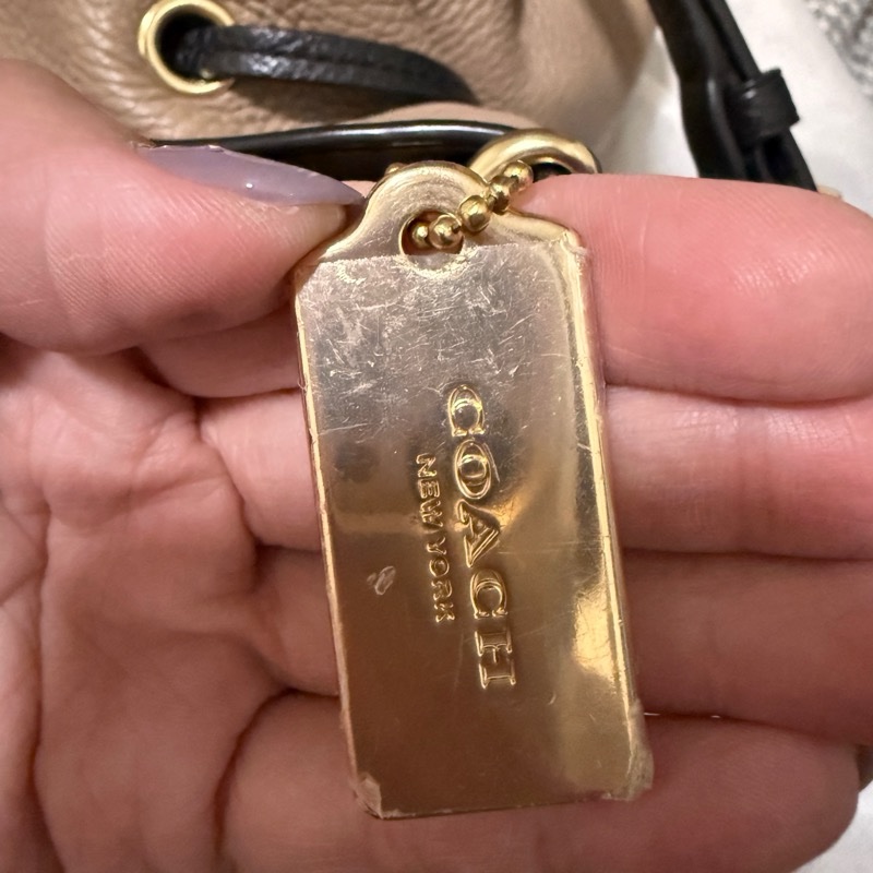 Coach Andy crossbody 抽繩磁吸束口兩用包 馬車logo壓紋奶茶色側背包-12