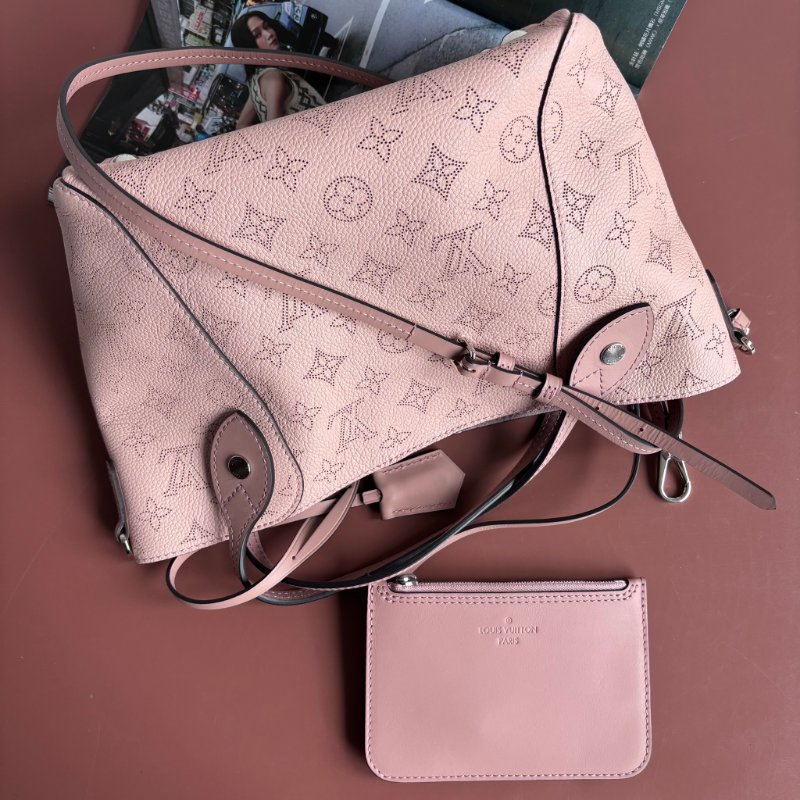 ::Louis Vuitton:: 裸粉膚色 鏤空雕花小牛皮兩用包 Hina PM Handbag Mahina Magnolia-0