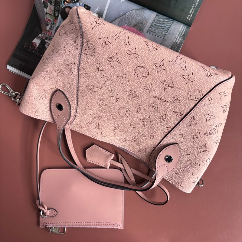 ::Louis Vuitton:: 裸粉膚色 鏤空雕花小牛皮兩用包 Hina PM Handbag Mahina Magnolia-1