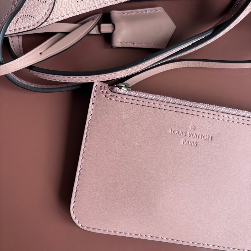 ::Louis Vuitton:: 裸粉膚色 鏤空雕花小牛皮兩用包 Hina PM Handbag Mahina Magnolia-2