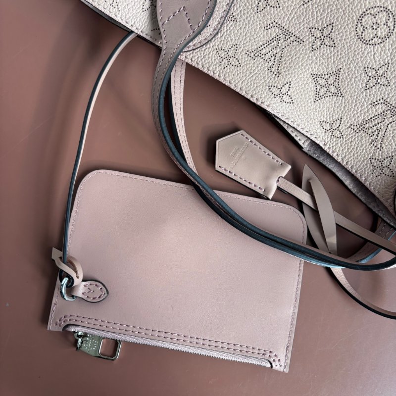 ::Louis Vuitton:: 裸粉膚色 鏤空雕花小牛皮兩用包 Hina PM Handbag Mahina Magnolia-6