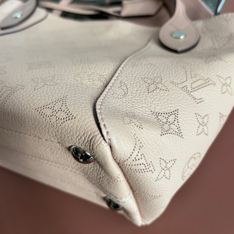 ::Louis Vuitton:: 裸粉膚色 鏤空雕花小牛皮兩用包 Hina PM Handbag Mahina Magnolia-7