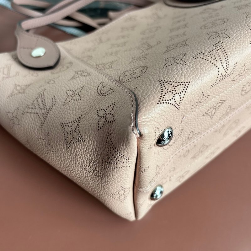 ::Louis Vuitton:: 裸粉膚色 鏤空雕花小牛皮兩用包 Hina PM Handbag Mahina Magnolia-8