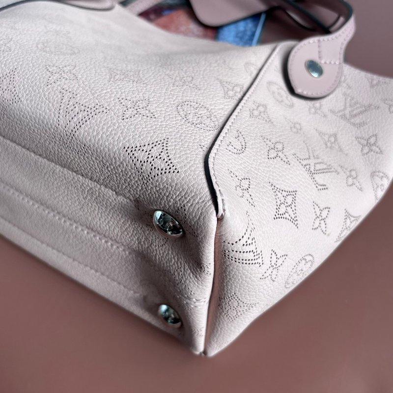 ::Louis Vuitton:: 裸粉膚色 鏤空雕花小牛皮兩用包 Hina PM Handbag Mahina Magnolia-9
