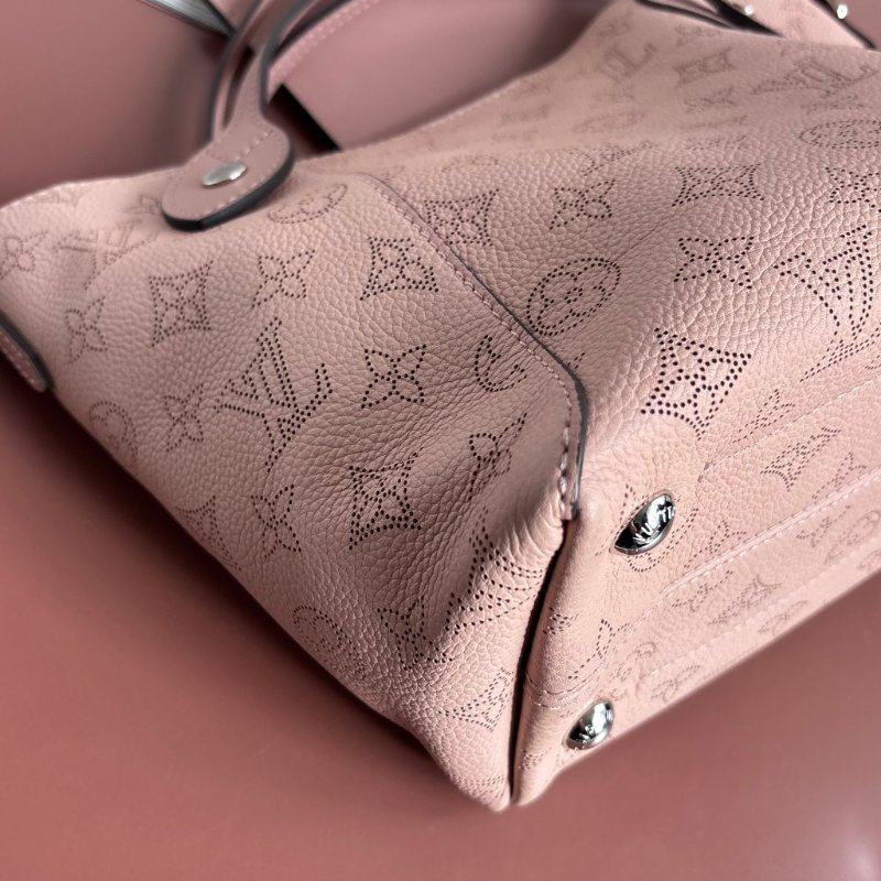 ::Louis Vuitton:: 裸粉膚色 鏤空雕花小牛皮兩用包 Hina PM Handbag Mahina Magnolia-10