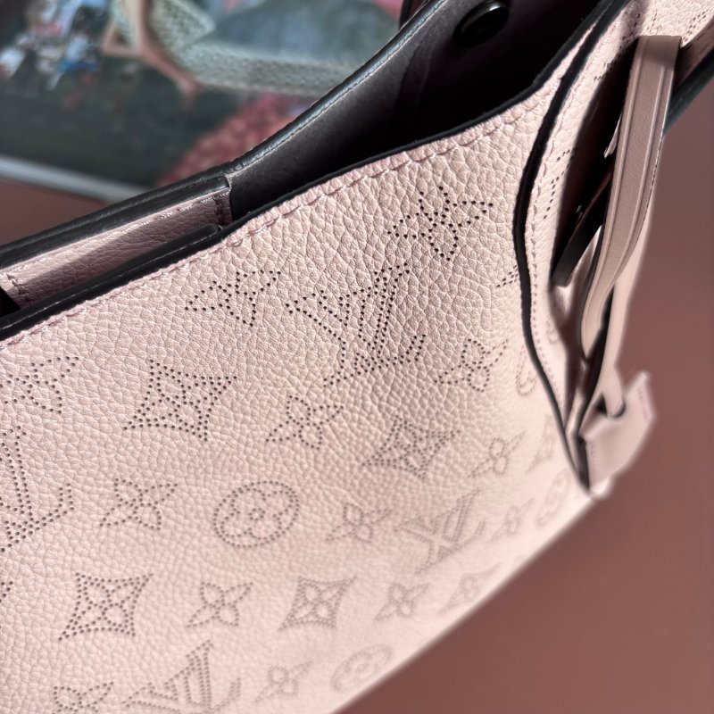 ::Louis Vuitton:: 裸粉膚色 鏤空雕花小牛皮兩用包 Hina PM Handbag Mahina Magnolia-12