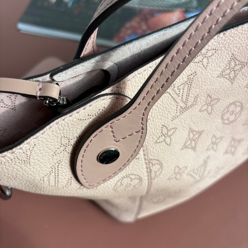 ::Louis Vuitton:: 裸粉膚色 鏤空雕花小牛皮兩用包 Hina PM Handbag Mahina Magnolia-13