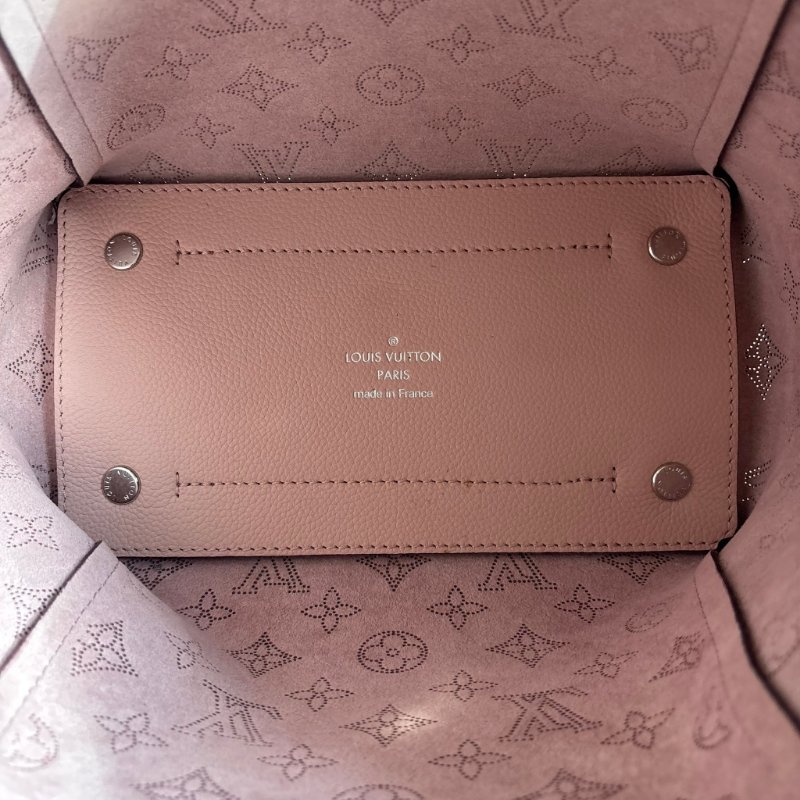 ::Louis Vuitton:: 裸粉膚色 鏤空雕花小牛皮兩用包 Hina PM Handbag Mahina Magnolia-14