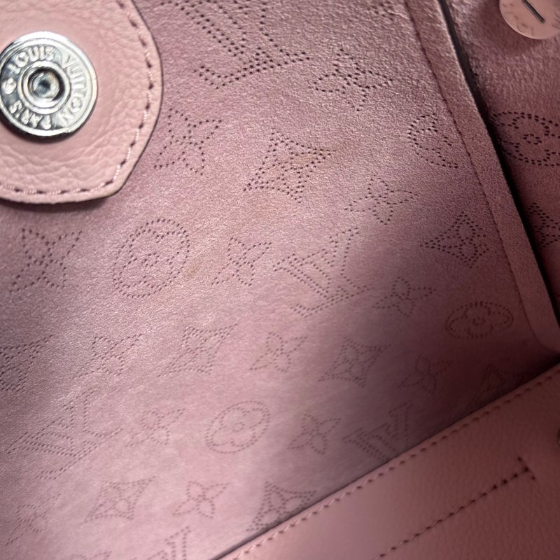 ::Louis Vuitton:: 裸粉膚色 鏤空雕花小牛皮兩用包 Hina PM Handbag Mahina Magnolia-16