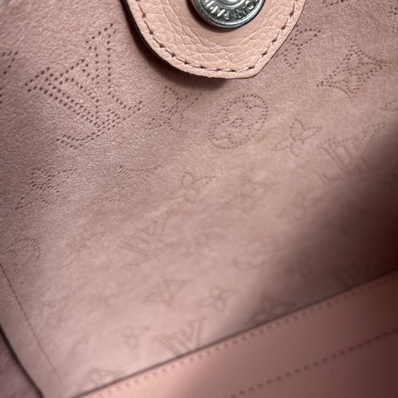 ::Louis Vuitton:: 裸粉膚色 鏤空雕花小牛皮兩用包 Hina PM Handbag Mahina Magnolia-17