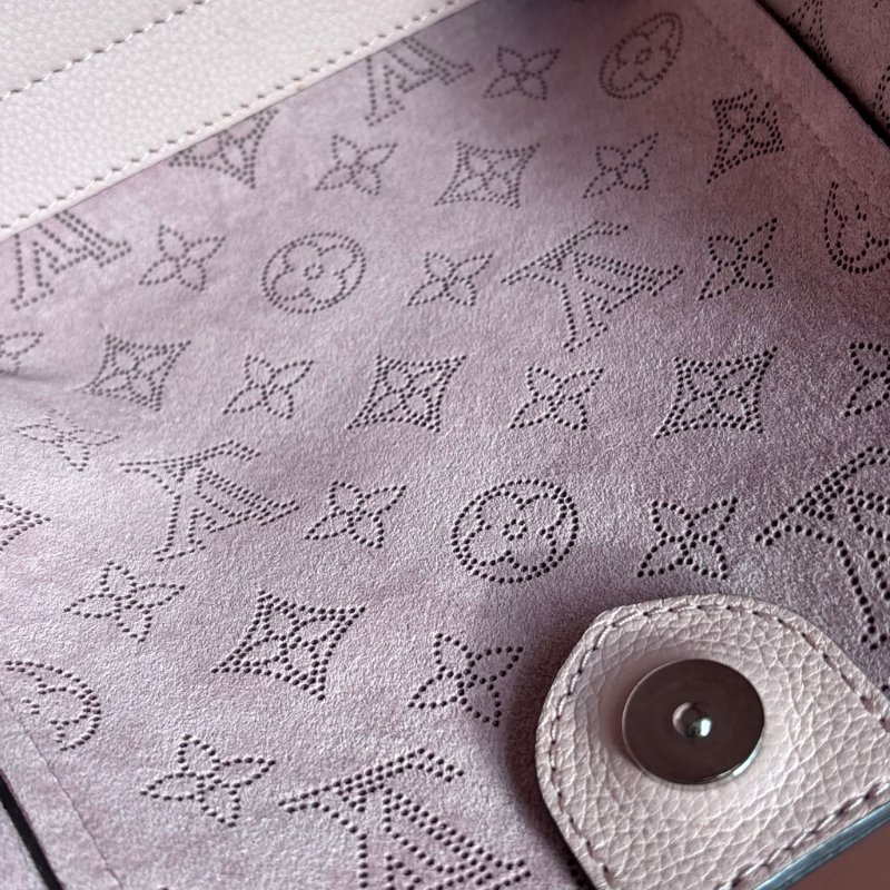 ::Louis Vuitton:: 裸粉膚色 鏤空雕花小牛皮兩用包 Hina PM Handbag Mahina Magnolia-18
