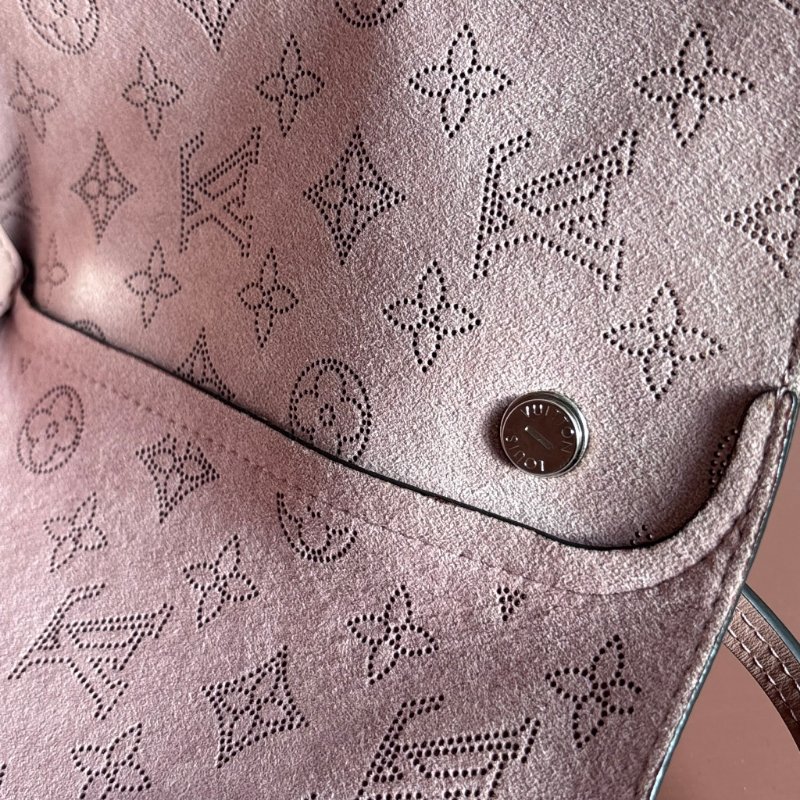 ::Louis Vuitton:: 裸粉膚色 鏤空雕花小牛皮兩用包 Hina PM Handbag Mahina Magnolia-19