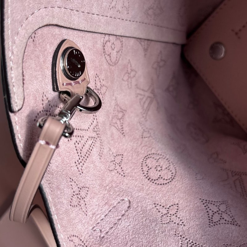 ::Louis Vuitton:: 裸粉膚色 鏤空雕花小牛皮兩用包 Hina PM Handbag Mahina Magnolia-21