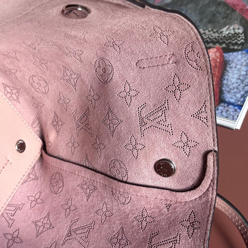 ::Louis Vuitton:: 裸粉膚色 鏤空雕花小牛皮兩用包 Hina PM Handbag Mahina Magnolia-22