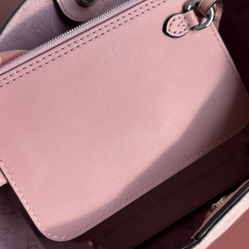 ::Louis Vuitton:: 裸粉膚色 鏤空雕花小牛皮兩用包 Hina PM Handbag Mahina Magnolia-25