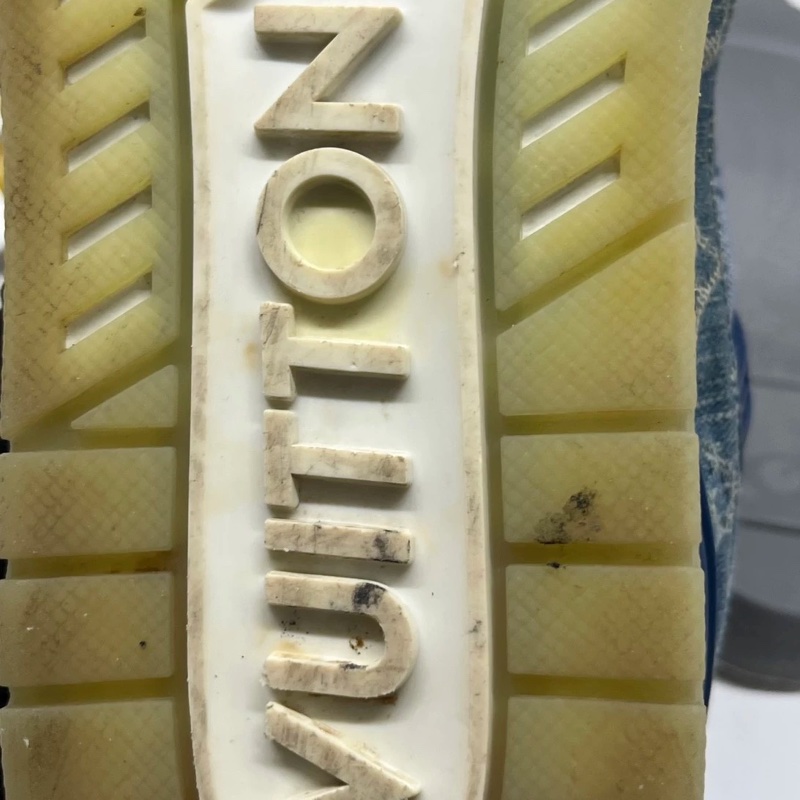 LV trainer sticker-12
