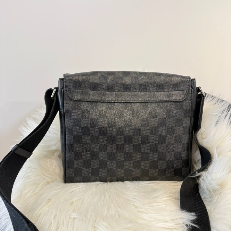 LV District 棋盤格郵差包-1