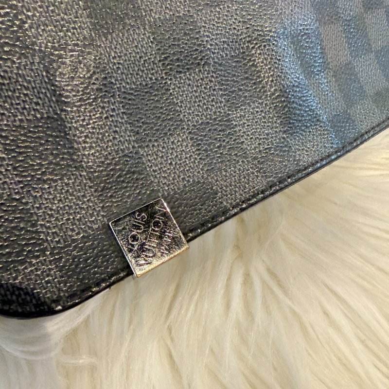 LV District 棋盤格郵差包-7