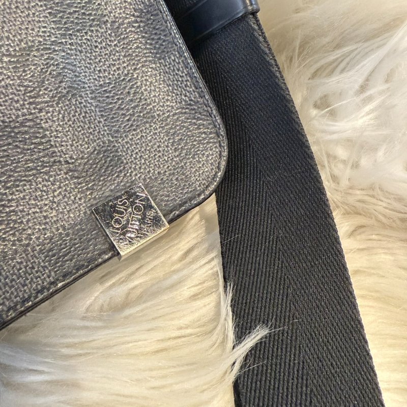 LV District 棋盤格郵差包-8