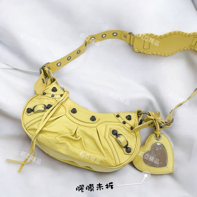 莉亞精品♡ BALENCIAGA XS彎月包淺黃色 二手美包-0