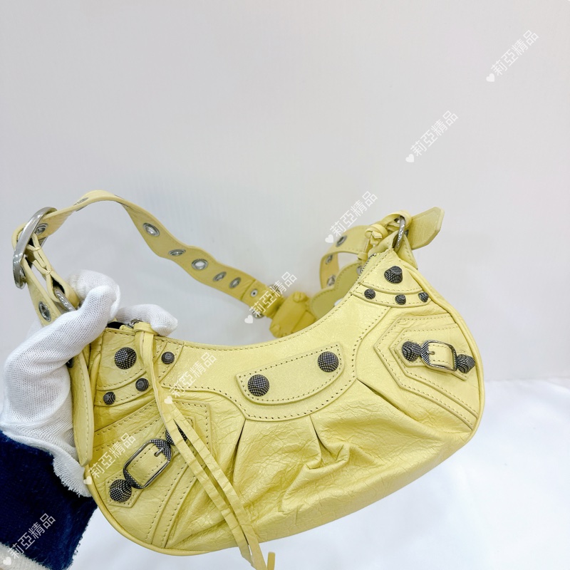 莉亞精品♡ BALENCIAGA XS彎月包淺黃色 二手美包-2