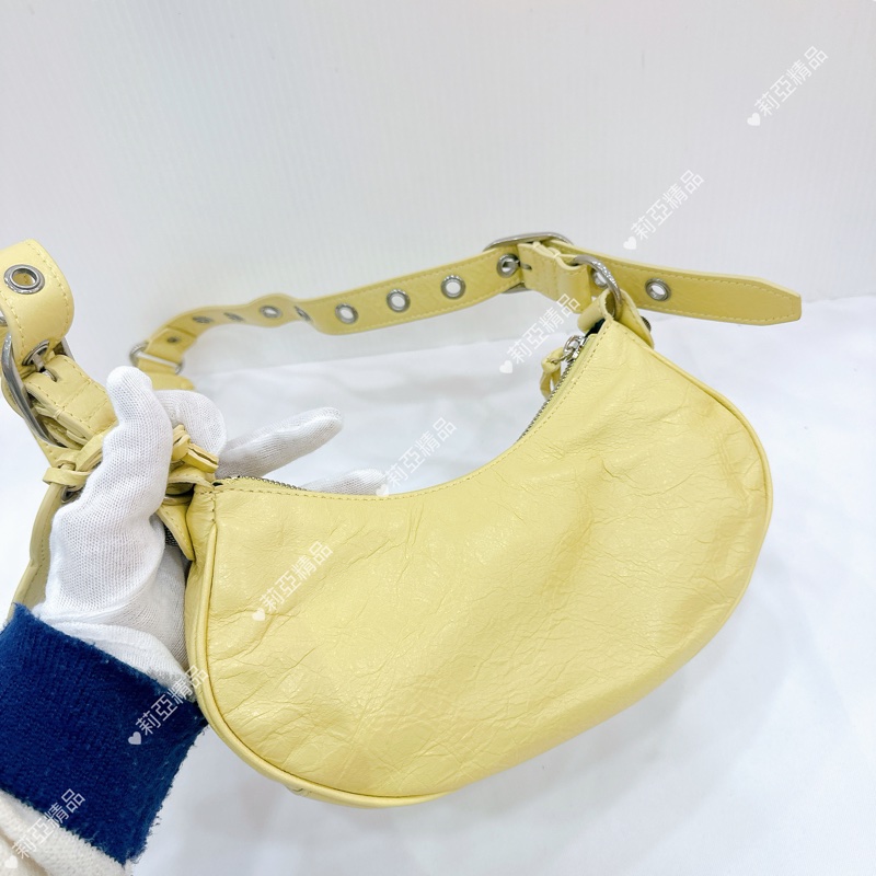 莉亞精品♡ BALENCIAGA XS彎月包淺黃色 二手美包-3