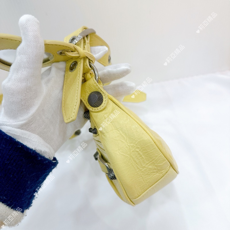 莉亞精品♡ BALENCIAGA XS彎月包淺黃色 二手美包-4
