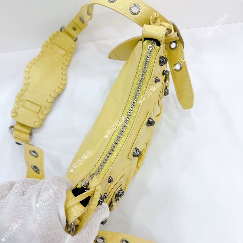 莉亞精品♡ BALENCIAGA XS彎月包淺黃色 二手美包-6
