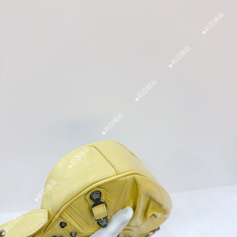 莉亞精品♡ BALENCIAGA XS彎月包淺黃色 二手美包-8