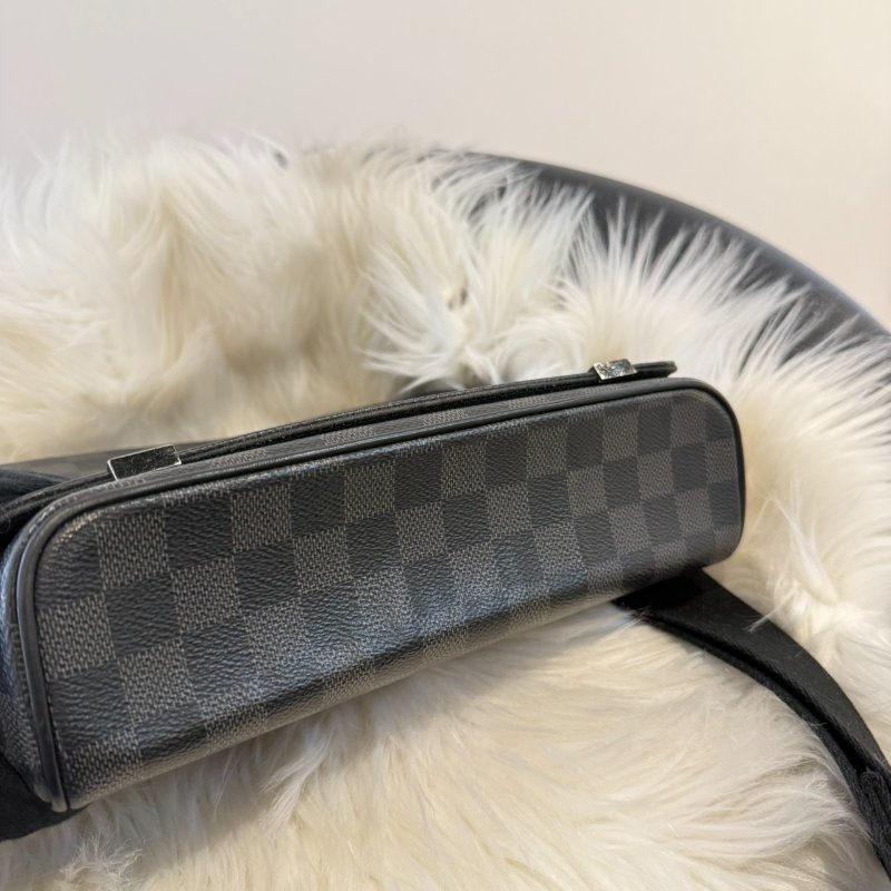 LV District 棋盤格郵差包-2