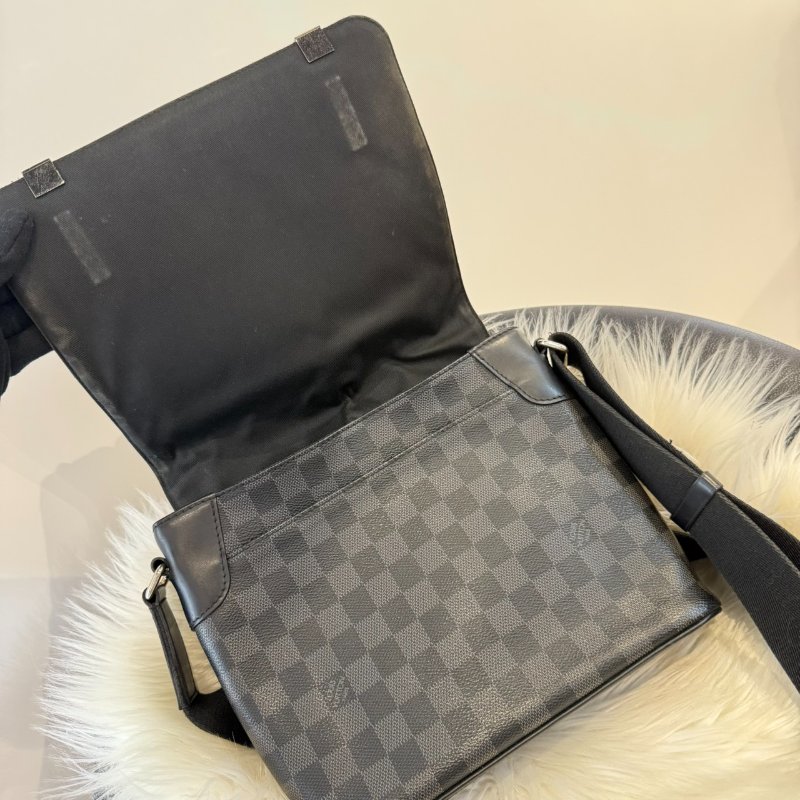 LV District 棋盤格郵差包-3