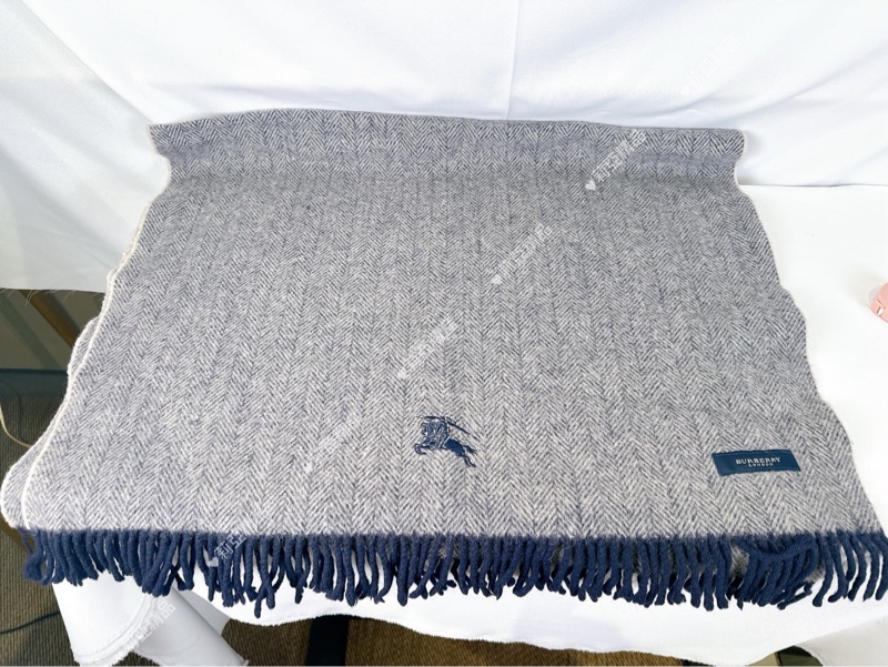 莉亞精品♡Burberry 灰底黑小披肩圍巾 二手-1