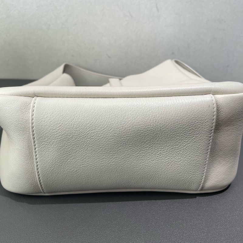 YSL hobo 小號 LE 5A7 baby 白色肩背包-9