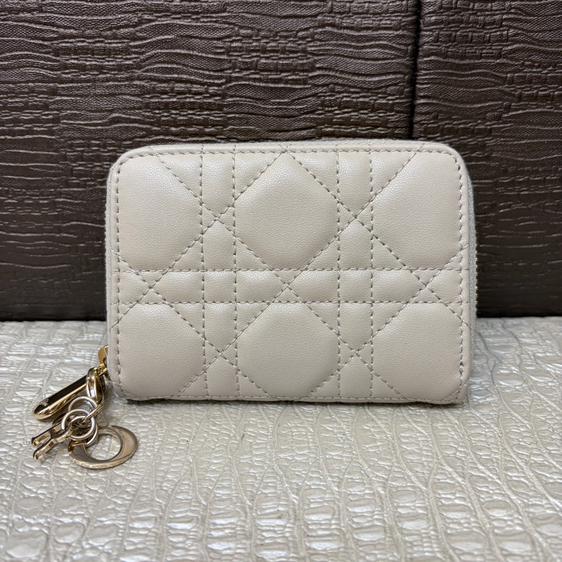 Dior 沙色羊皮Lady Dior Voyageurㄇ拉零錢包-1