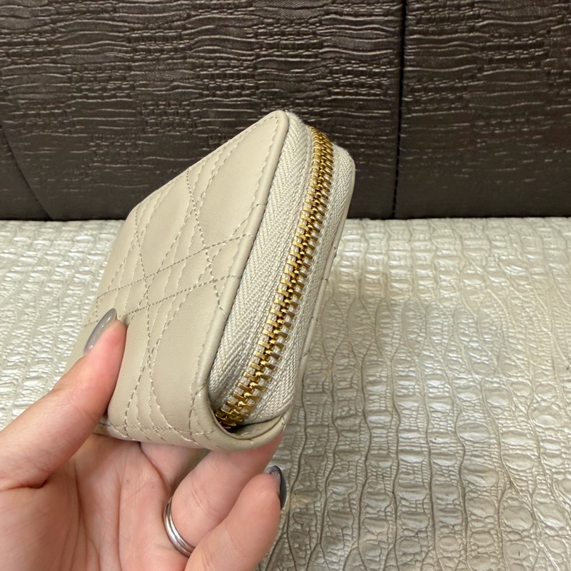 Dior 沙色羊皮Lady Dior Voyageurㄇ拉零錢包-2