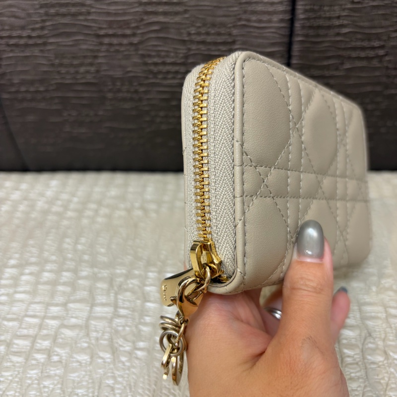 Dior 沙色羊皮Lady Dior Voyageurㄇ拉零錢包-3