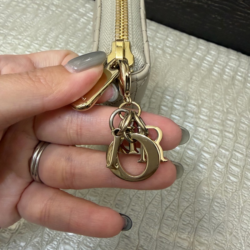 Dior 沙色羊皮Lady Dior Voyageurㄇ拉零錢包-5