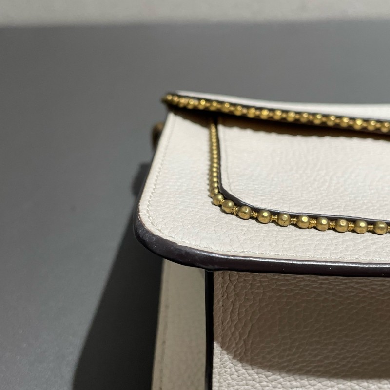 COACH Tabby 26 白色走珠珠鏈經典c信封包-15