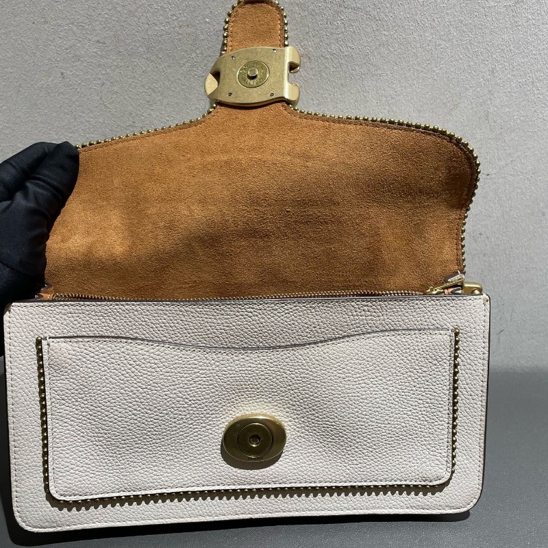 COACH Tabby 26 白色走珠珠鏈經典c信封包-16