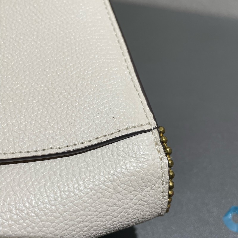 COACH Tabby 26 白色走珠珠鏈經典c信封包-26