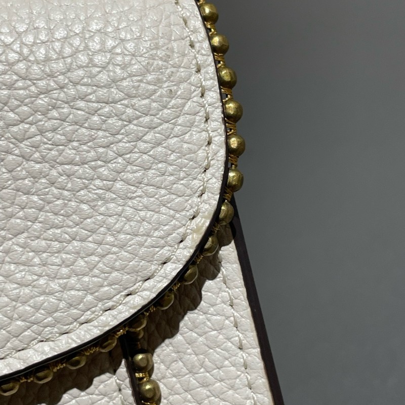 COACH Tabby 26 白色走珠珠鏈經典c信封包-27